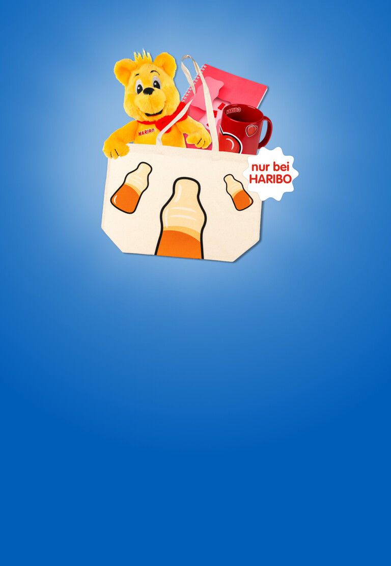 Zeigt einen Teil der HARIBO FAN-Artikel. Baumwolltasche Happy Cola, Pl&uuml;sh-Goldb&auml;ren, Herz Tasse, rotes Notizbuch